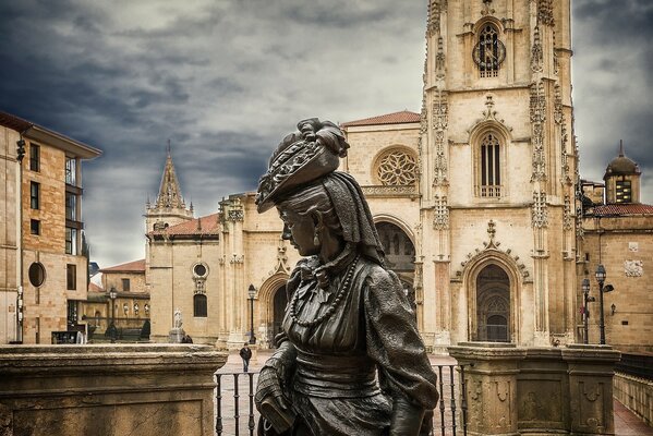 Rzeźba Asturii na placu w Hiszpanii