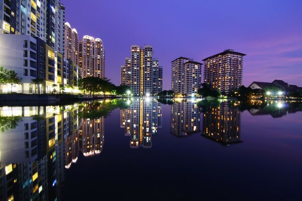 Ville nocturne au bord de l eau