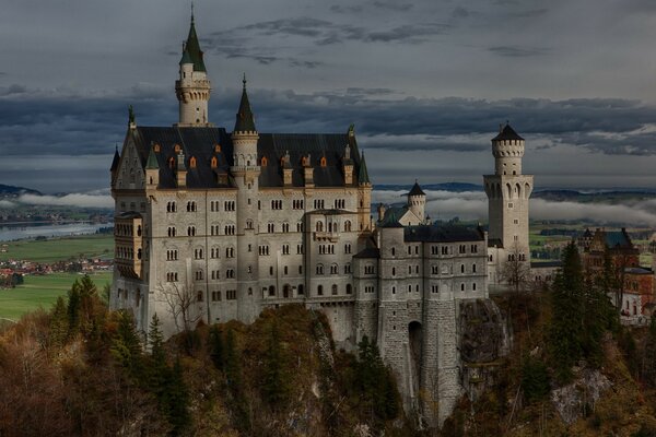 Zamek Neuschwanstein w Niemczech na tle skał