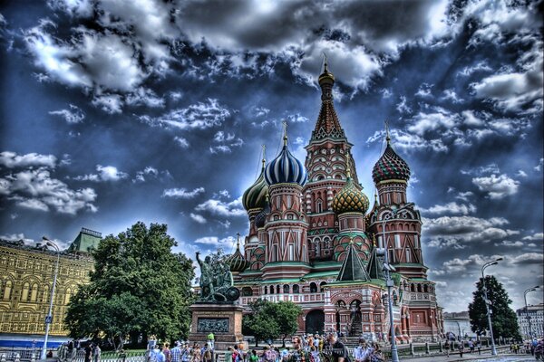 The magical sky over St. Basil s Cathedral