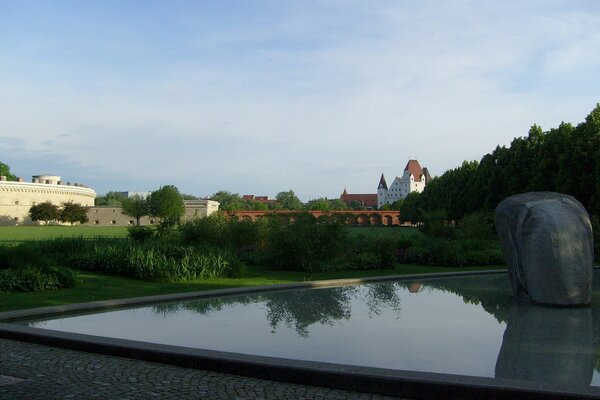 Ein Park mit Fluss und Wald in Deutschland