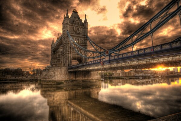 Blick von der Flussseite auf Englands Hauptbrücke