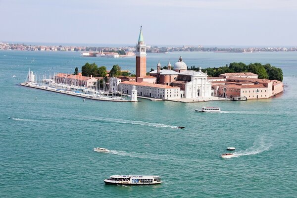 Isla catedral en Venecia