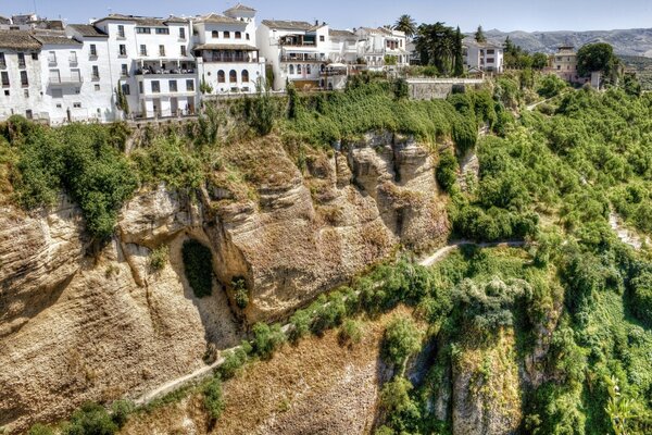 Ein Gebäude in den Bergen nahe einer Klippe in Spanien