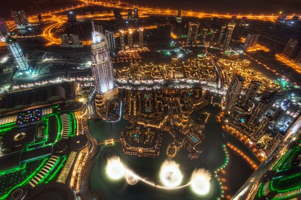 Lumières de nuit dans la ville des Émirats arabes Unis