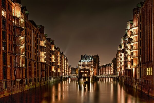 Ville sur la rivière, belle soirée