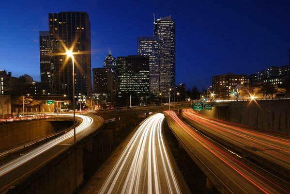 Strada notturna a Washington, grattacieli