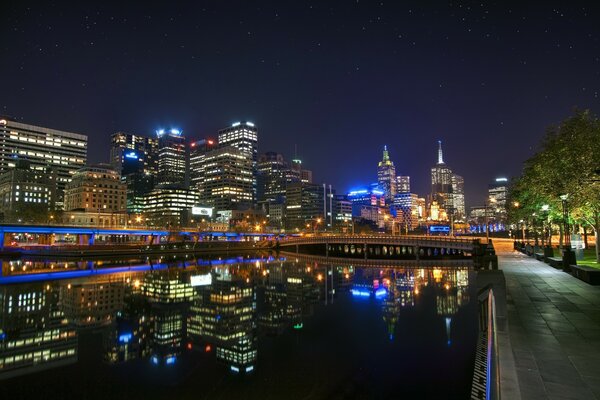 Panorama na nocne Melbourne latem