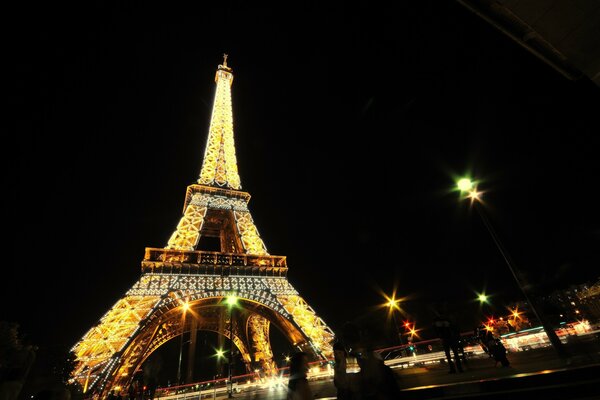 Vue de dessous de la tour Eiffel nocturne