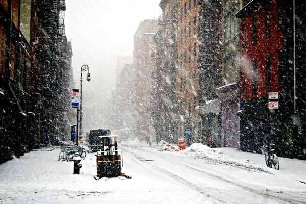 El paisaje de las calles nevadas y tranquilas de nueva York