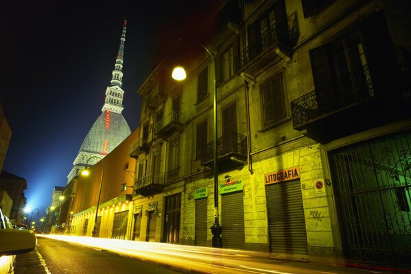 Edificios a la luz de las luces de la noche