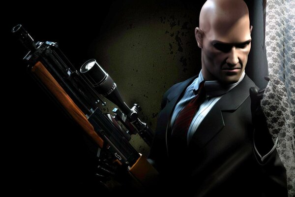 Hitman con una pistola fa capolino su qualcuno attraverso le tende