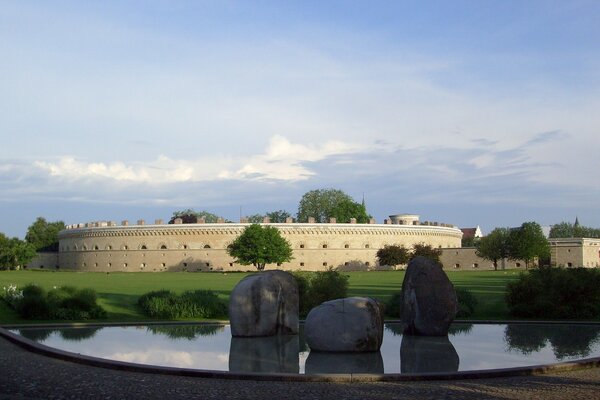 Parco con serbatoio vicino alla fortezza tedesca