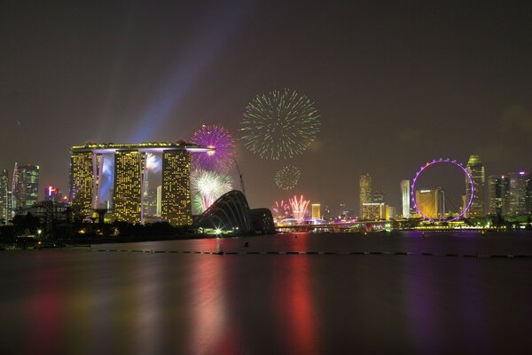 Feux d artifice nuit grande roue ville