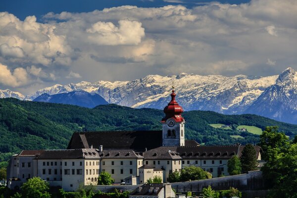 Kloster-Landschaft auf dem Hintergrund der grünen Berge