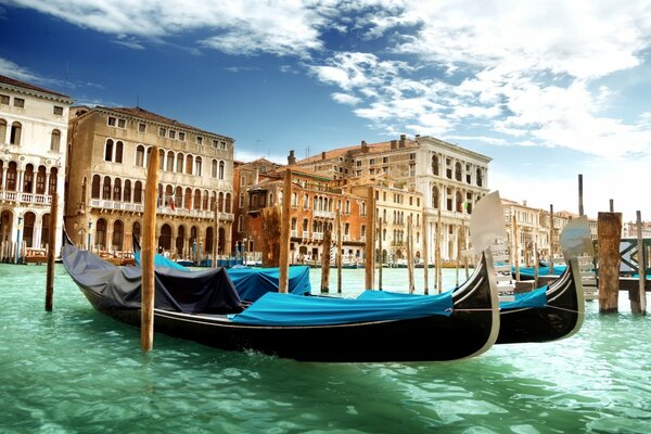 En Venecia góndolas castillos y agua