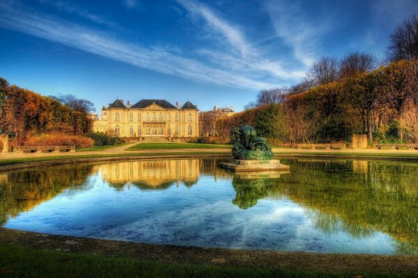 Casa a Parigi con fontana e stagno