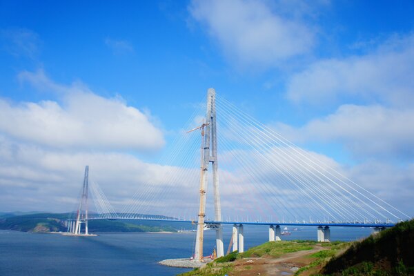 Brücke zwischen Himmel und Meer