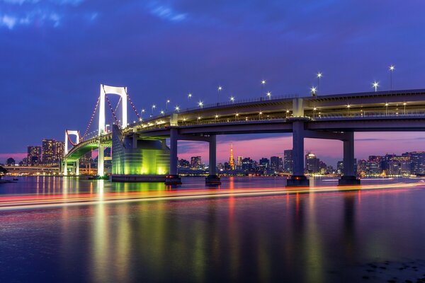 Puente sobre la bahía en el contexto de la metrópoli y el atardecer sirio