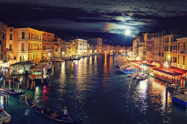 Una noche en Venecia bajo la luz de la Luna