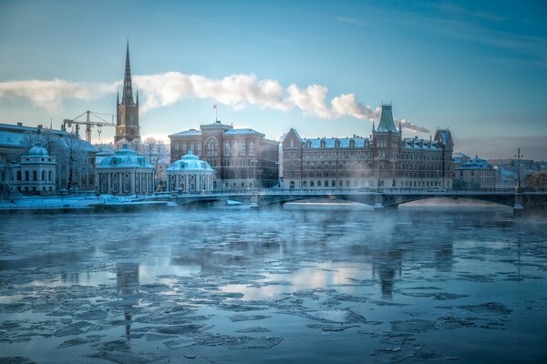 Lago invernale coperto di ghiaccio Svezia