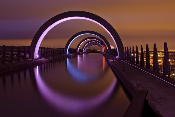 Falkirk por la noche con vistas a la ciudad escocesa