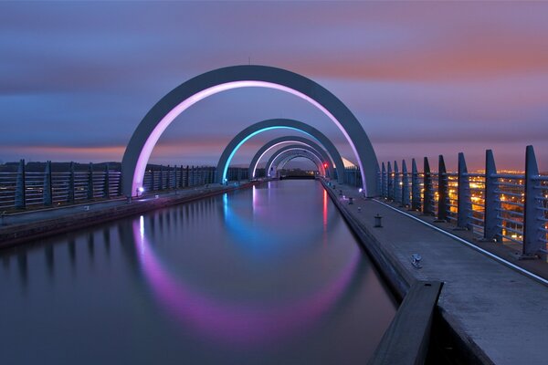 Arco di colore brillante riflessione luci notturne splendidamente