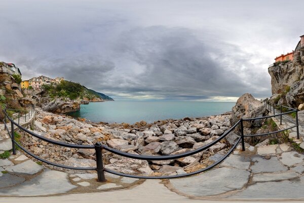 Panorama de Italia con el paseo marítimo y los acantilados