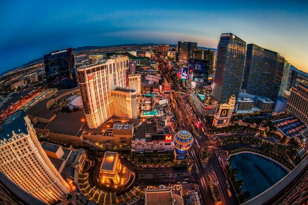 Bellissimo panorama della città di Las Vegas sotto un mneb serale