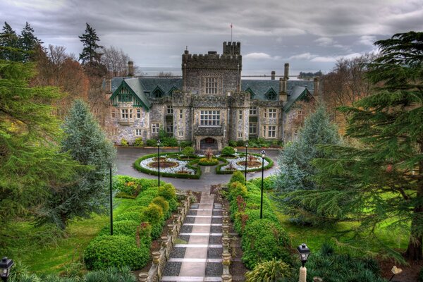 L ancien château s est caché sous le toit des arbres