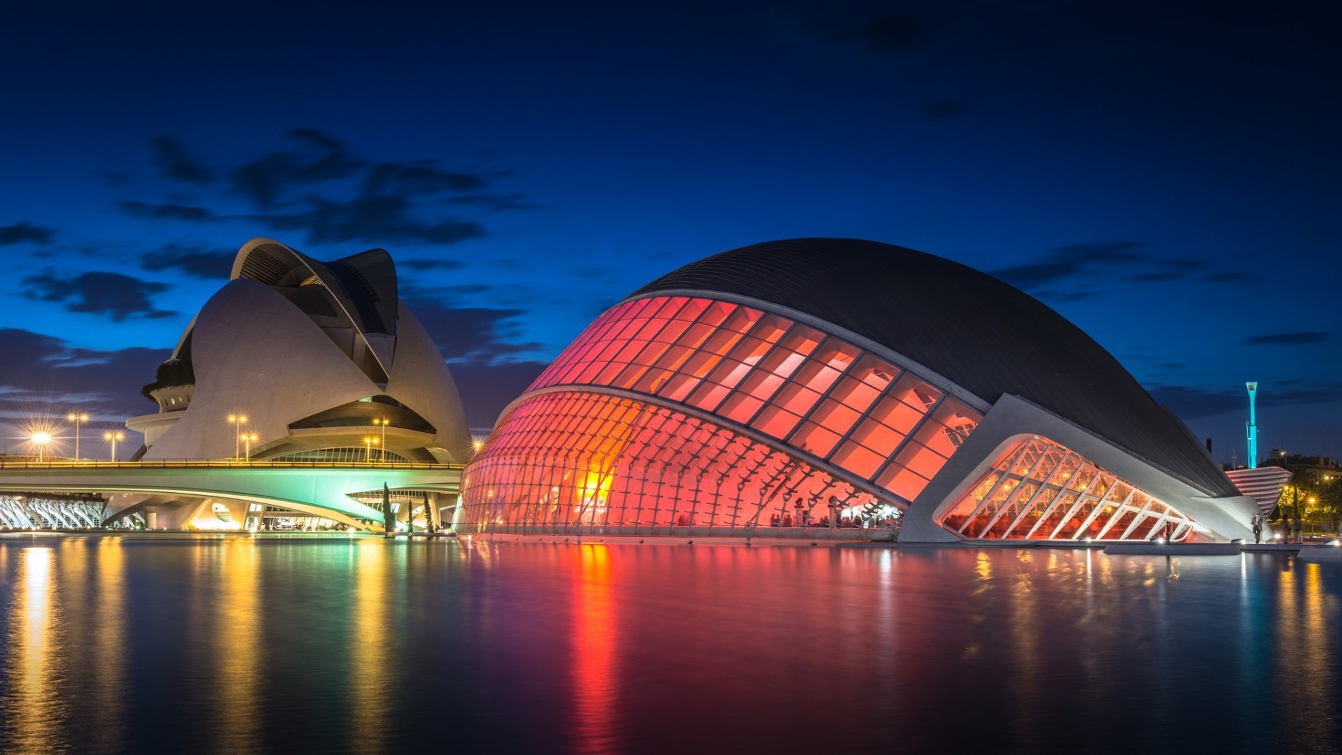 luces noche río cielo reflexión puente luces azul nubes valencia españa ciudad de las artes y las ciencias complejo arquitectónico iluminación