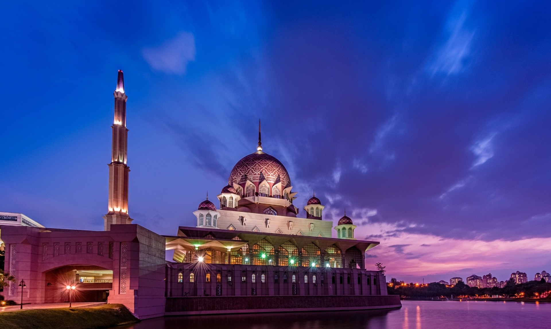 noche puesta del sol estrecho putrajaya mezquita púrpura luces malasia