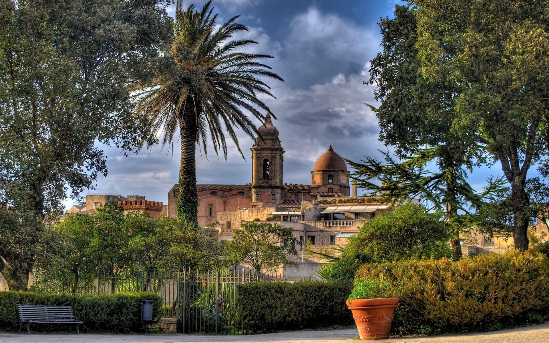 italien kirche erice bänke bäume zaun sizilien blumentopf