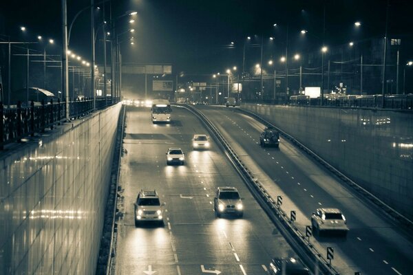 Ciudad nocturna envuelta en niebla