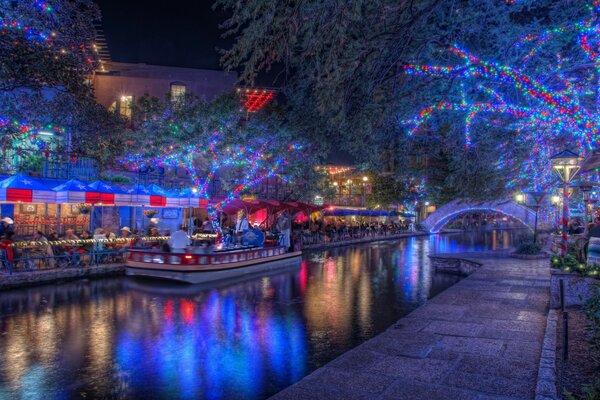 Nuit de Noël dans les lumières de la ville