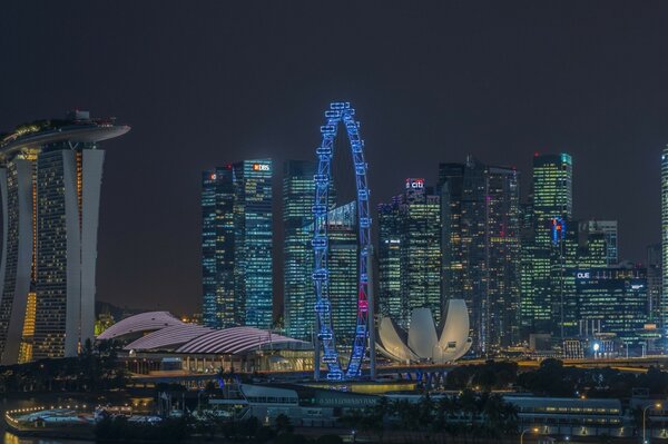 Nacht Blick auf Wolkenkratzer in Singapur