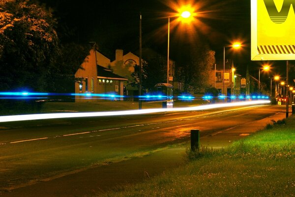 Città notturna, strada illuminata dalle lanterne