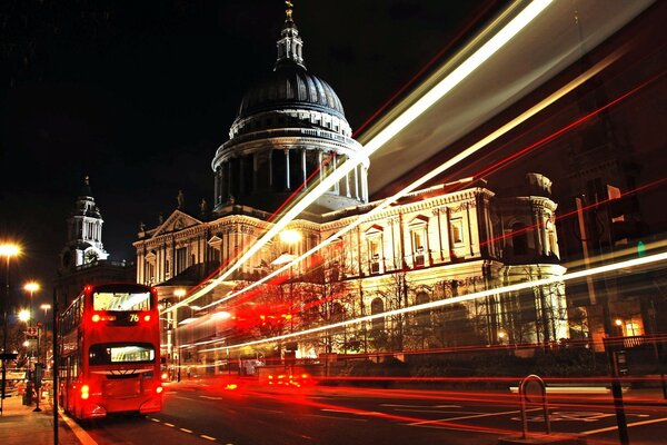 London night. Beautiful architecture