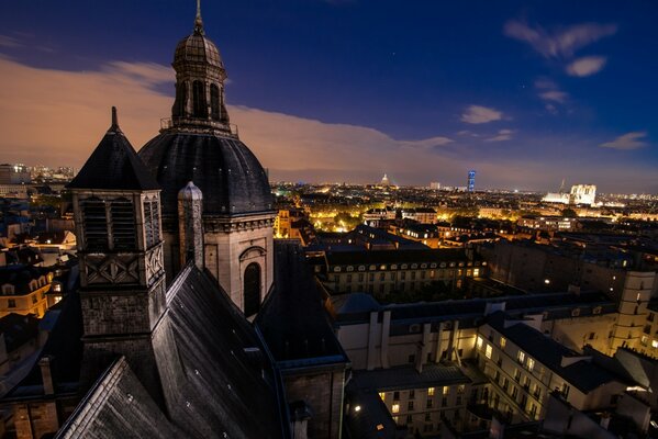 Noche en el techo de una casa en Francia