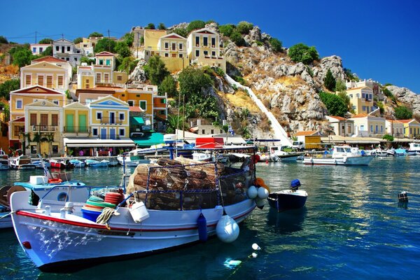 Boot mit Fracht vor dem Hintergrund der Stadt in Griechenland