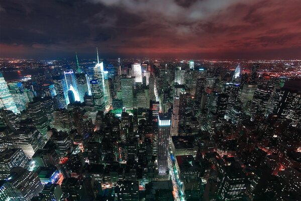 Vista de pájaro de la ciudad nocturna