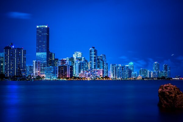 Lumières de la nuit de Miami dans le reflet de la baie