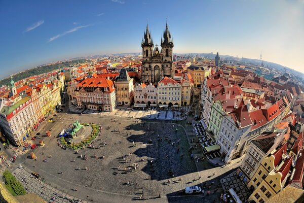 Hermosa Plaza de Praga en verano