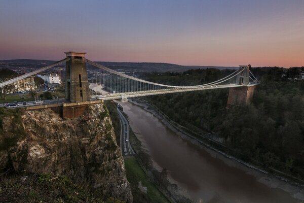 Величественный Клифтонский мост через реку Эйвон в Англии