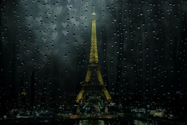 Blick aus dem Fenster auf den Eiffelturm im Regen