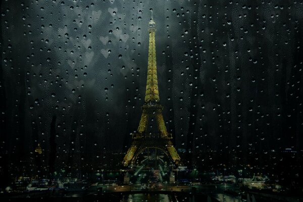 Vista dalla finestra della Torre Eiffel sotto la pioggia