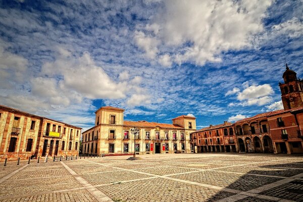 Plaza y edificios. Arquitectura de la ciudad