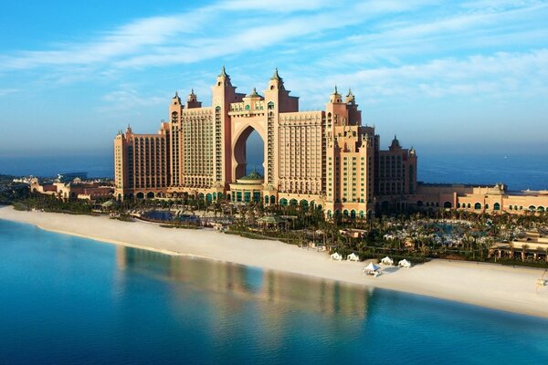 Ciudad de Dubai, cielo azul y mar