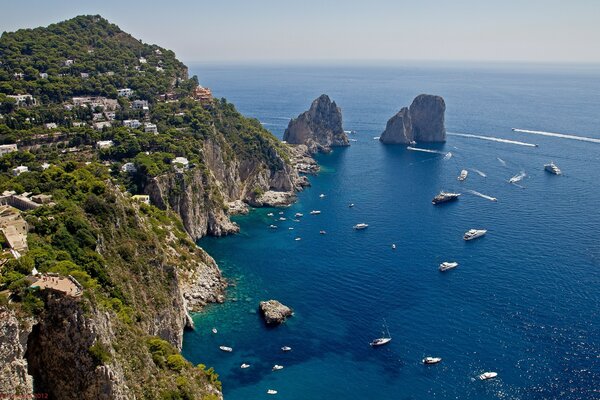 L île de Capri avec ses falaises et ses eaux bleues