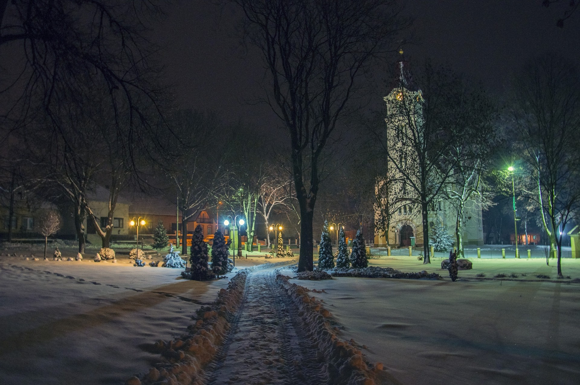 via chiesa strada notte città